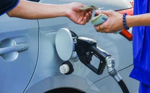 Quỹ bình ổn xăng dư 2.800 tỷ, lãi 2 tỷ: Hơi phí..